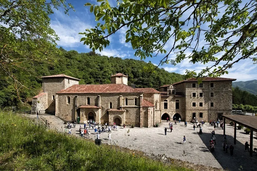 camino lebaniego monasterio santo toribio