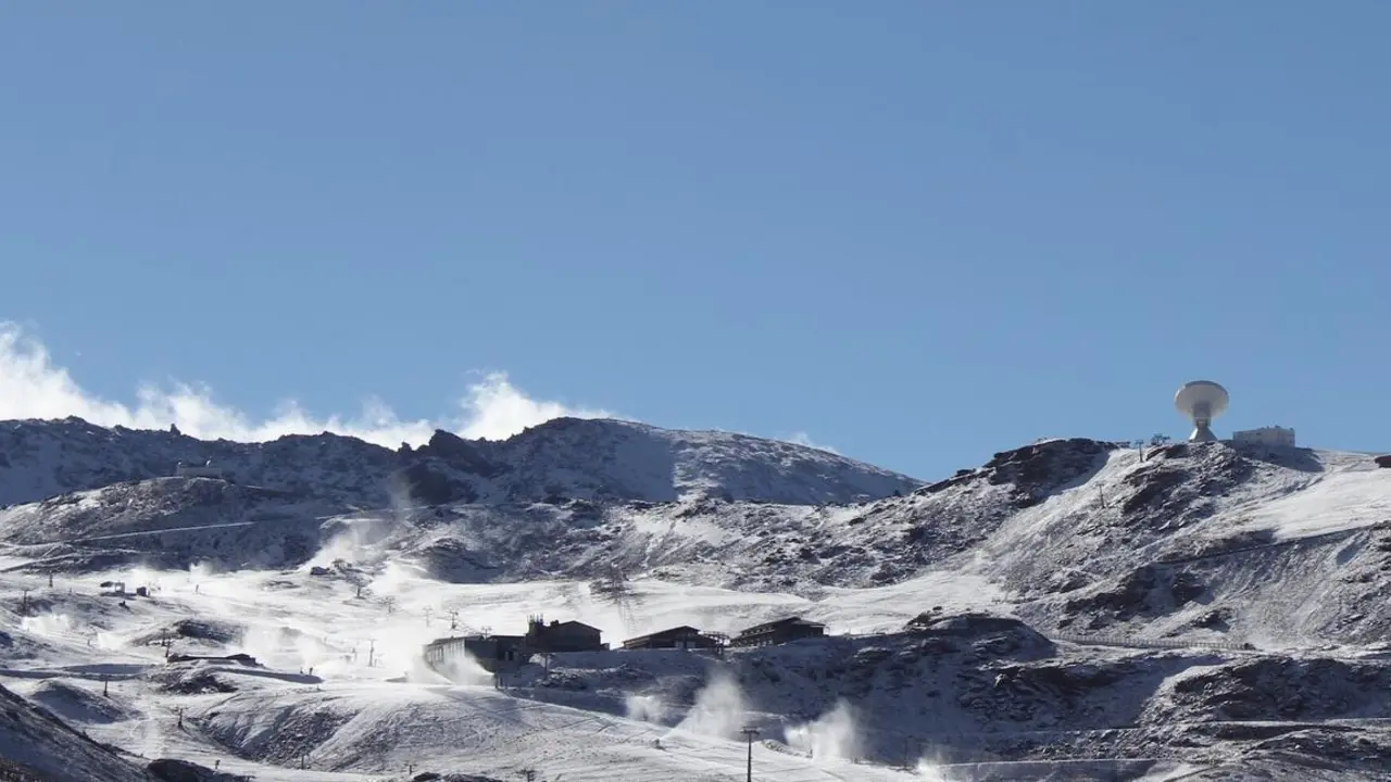 Sierra Nevada pone en marcha el sistema de nieve producida en la Estacion de esqui temporada 2015 2016 IMG 3447 min