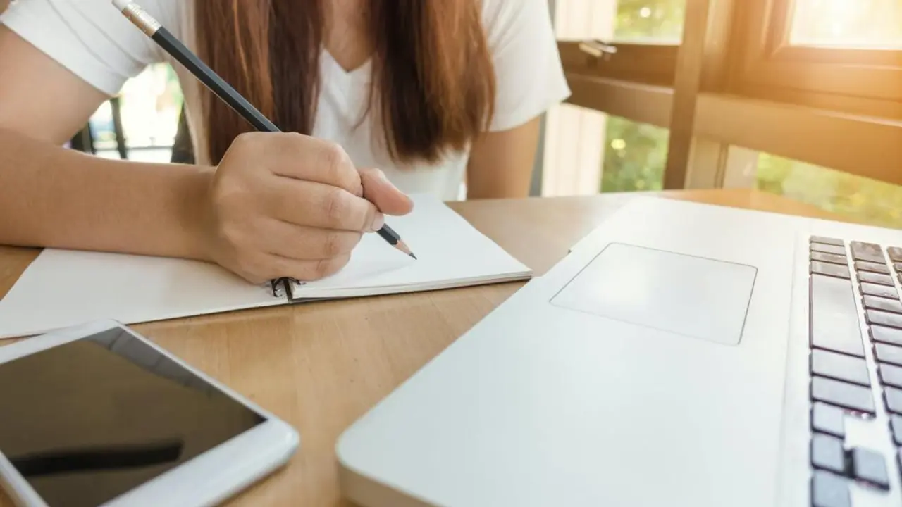 La UBU oferta sus grados oficiales universitarios de modalidad online. La mejor forma de estudiar desde casa adaptada a nuestras preferencias.