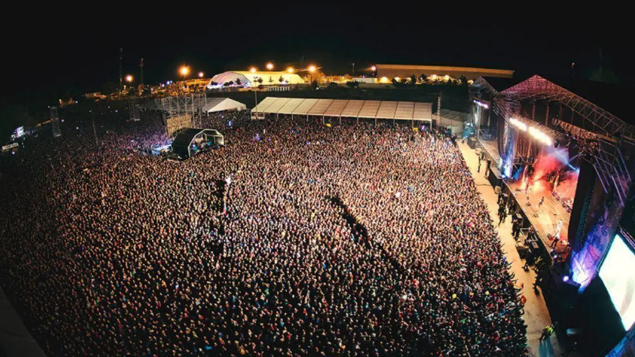 Cientos de miles de personas acuden religiosamente al Vi&ntilde;a Rock, abarrotando los diferentes escenarios, como el mainstage, en imagen. (Fuente: Facebook oficial Vi&ntilde;a Rock)