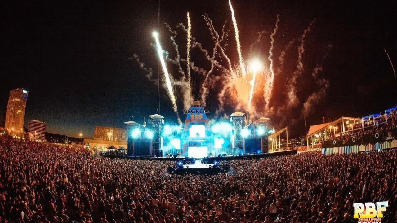 El Reggaeton Beach Festival cuenta con un espect&aacute;culo visual y de fuegos artificiales espectacular. (Fuente: Facebook oficial Reggaeton Beach Festival)