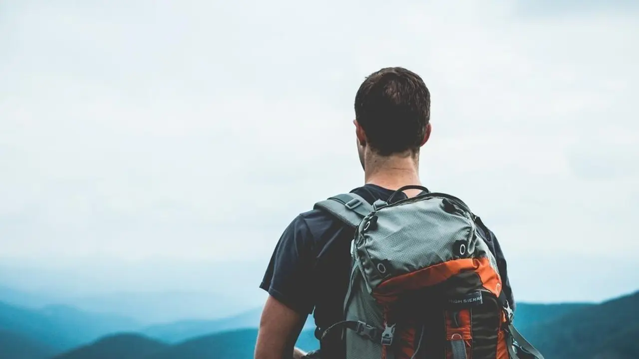 persona con mochila haciendo turismo en castilla y leon junta