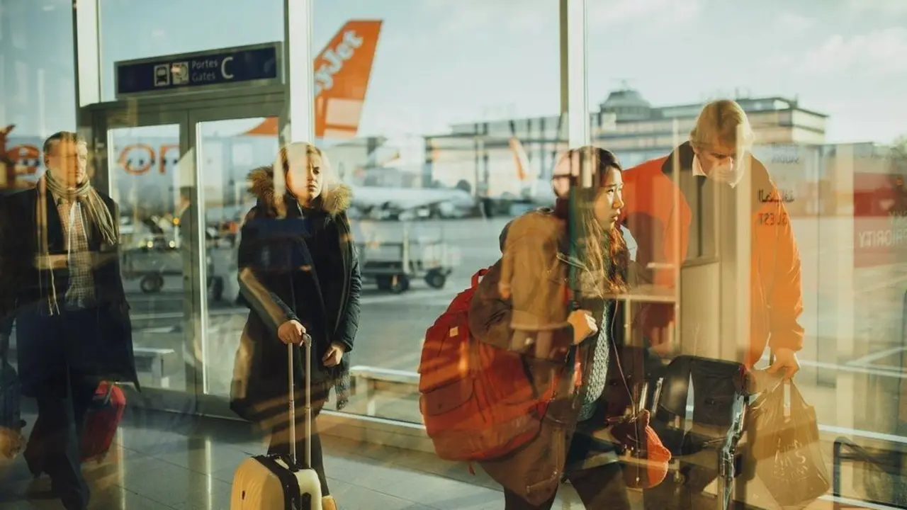 Personas en un aeropuerto para disfrutar de los bonos tur&iacute;sticos en Espa&ntilde;a