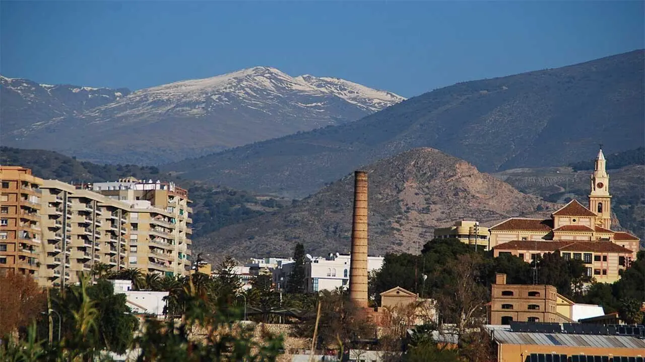 Motril con Sierra Nevada al fondo.