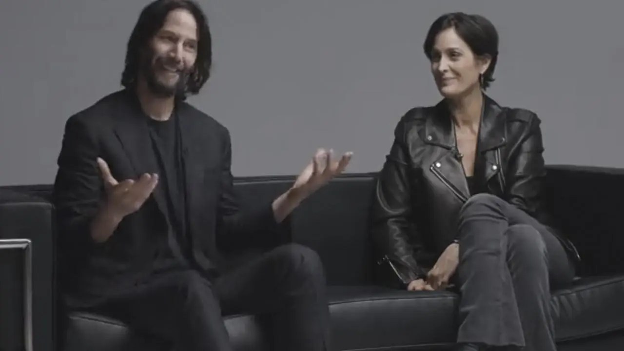 Keanu Reeves y Carrie Anne Moss bcaptura Twitter