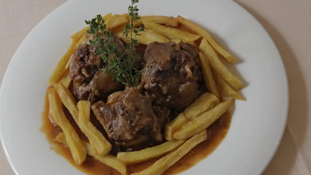 Rabo de toro en la Taberna Almod&oacute;var 