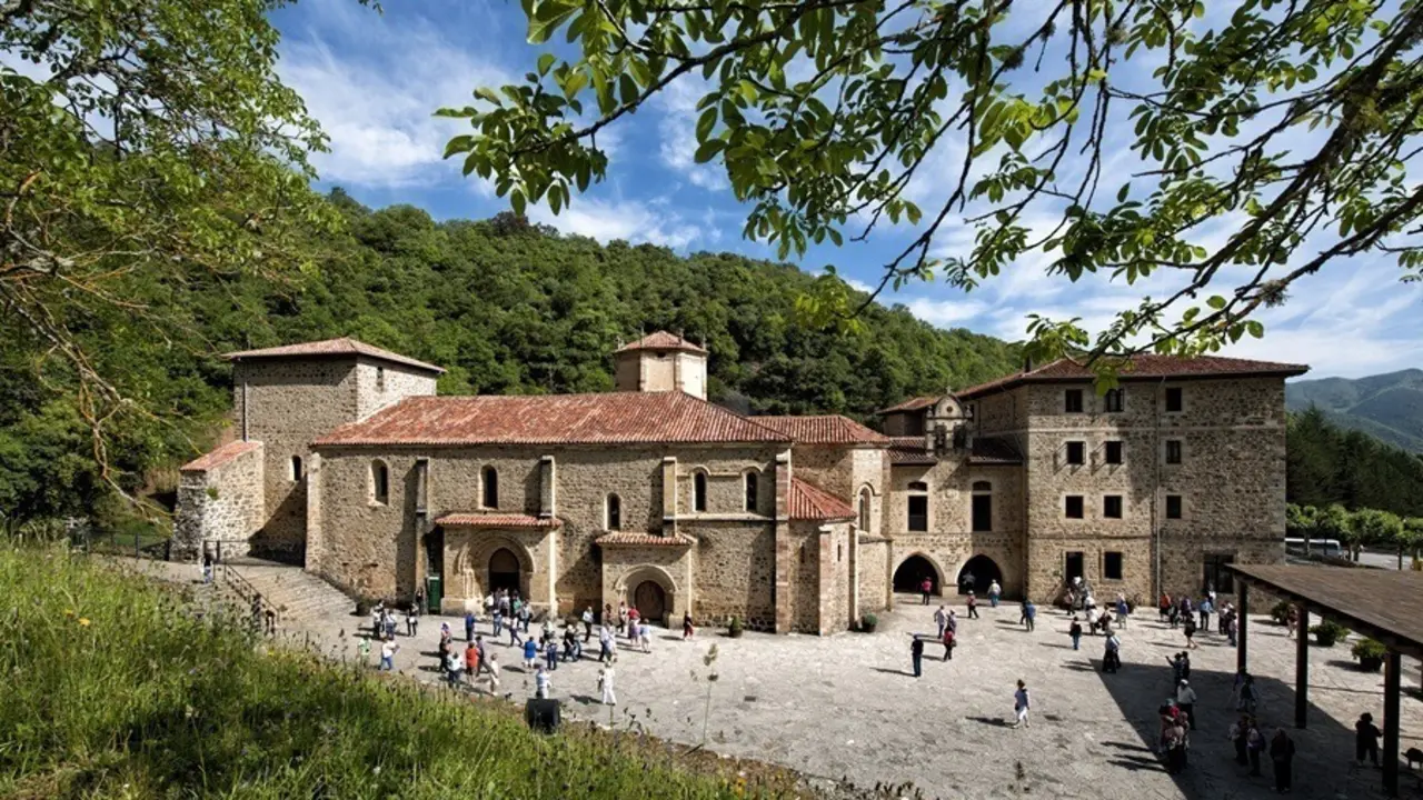 camino lebaniego monasterio santo toribio