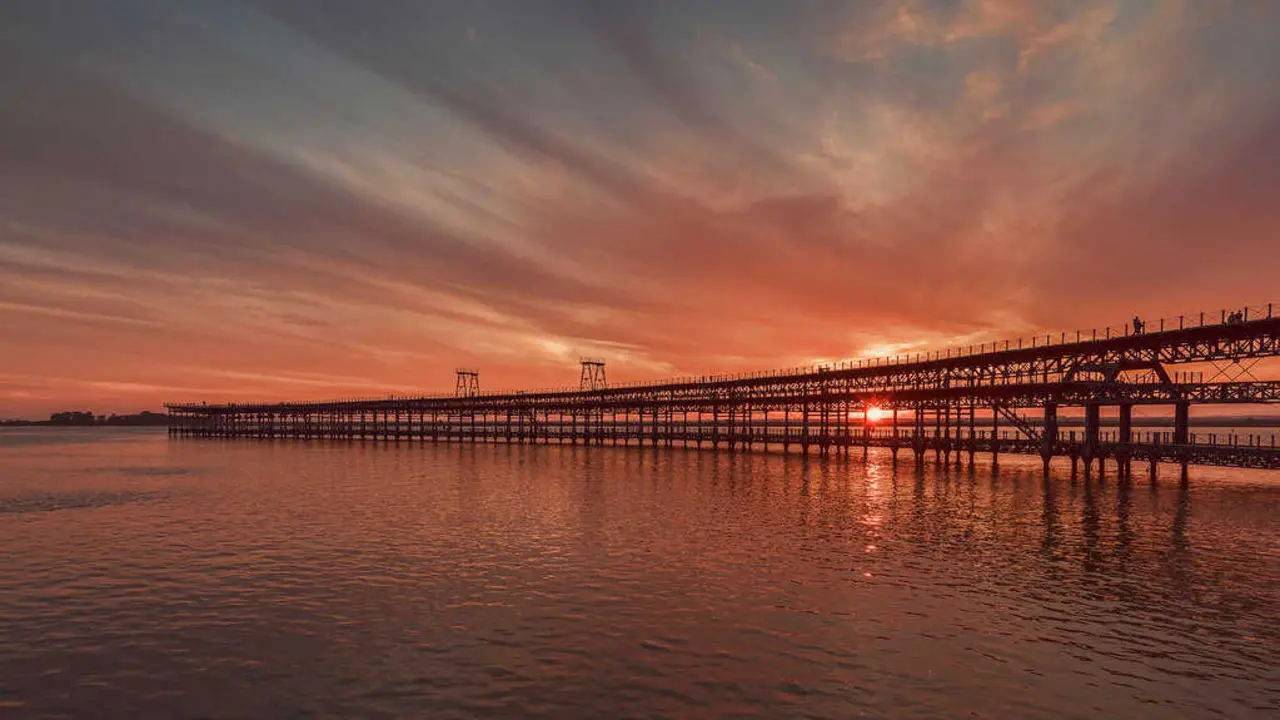 Atardecer en la r&iacute;a de Huelva junto al Muelle del Tinto