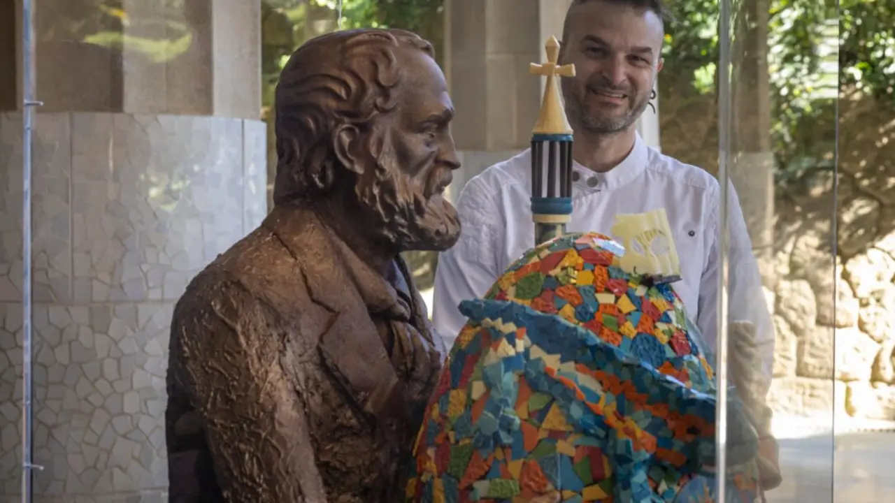 Exposici&oacute;n 'Gaud&iacute; en xocolata' re&uacute;ne a 10 maestros pasteleros, que reinterpretan la obra de Gaud&iacute; en forma de huevos de Pascua, en el Park Guell.