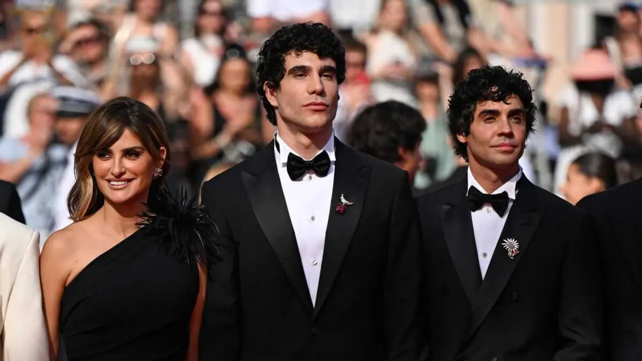 Los Javis arrasan con La bola negra y revolucionan el festival de Cannes