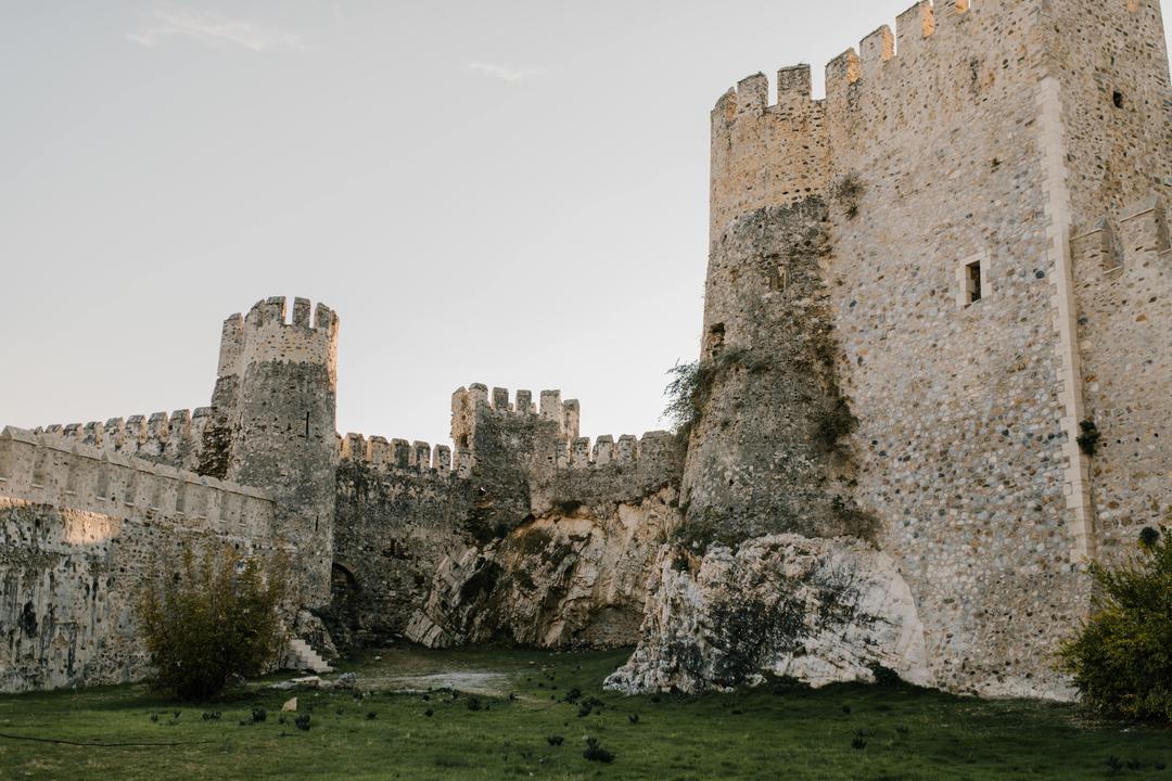 Castillo fotografiado desde el suelo