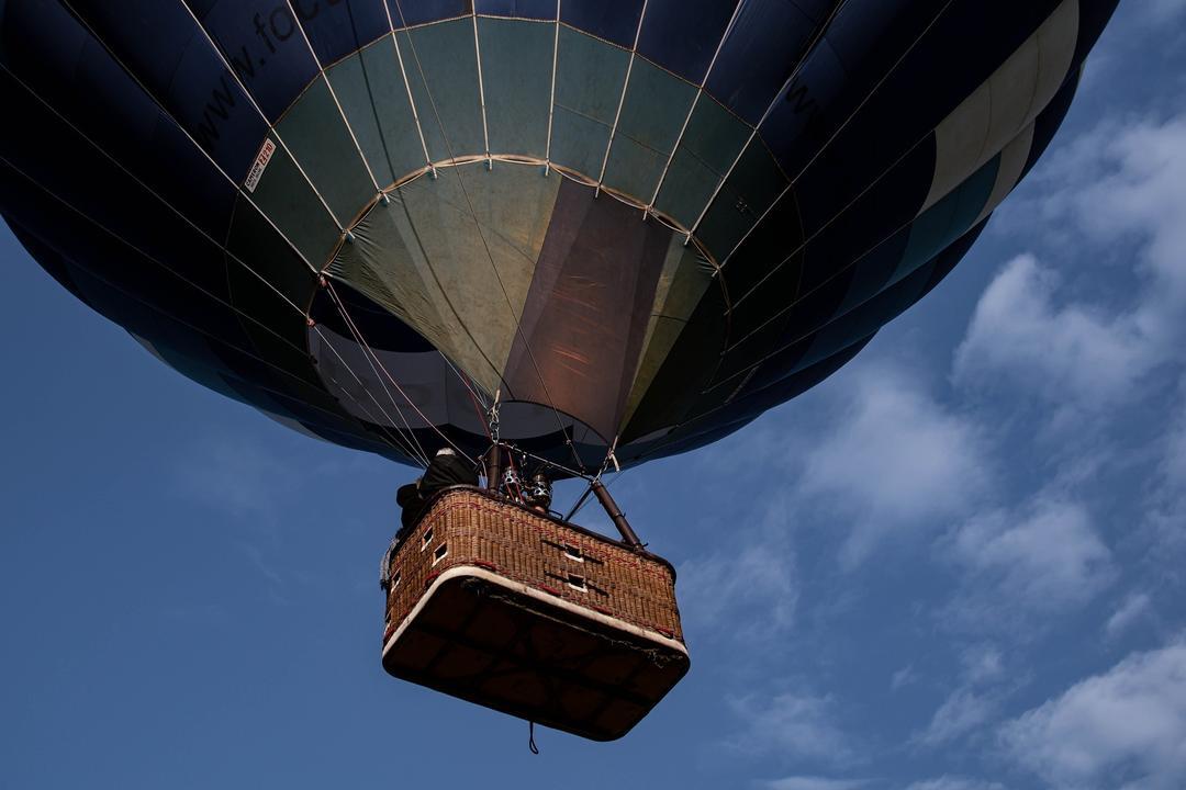 Globo aerostático en el artículo de planes inolvidables durante primavera en Burgos