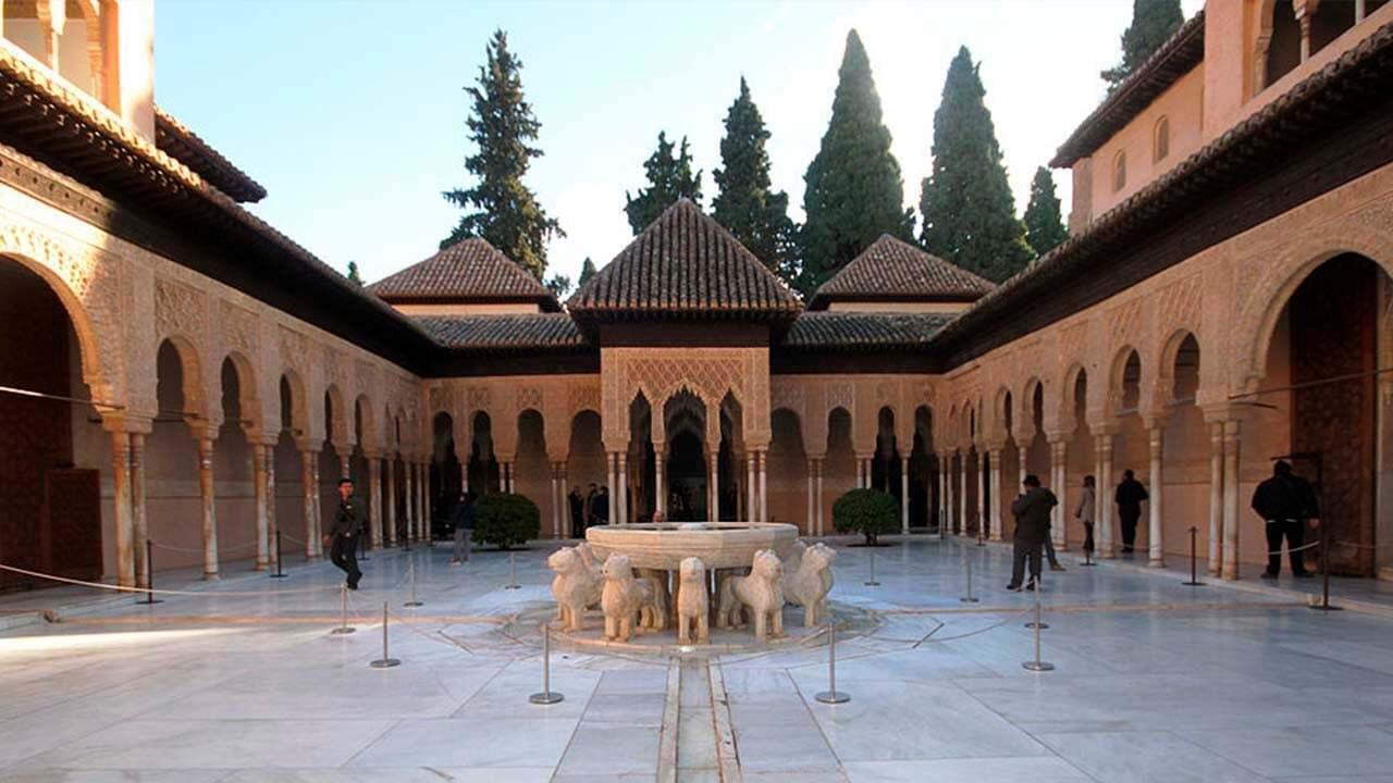 Patio de los Leones La Alhambra