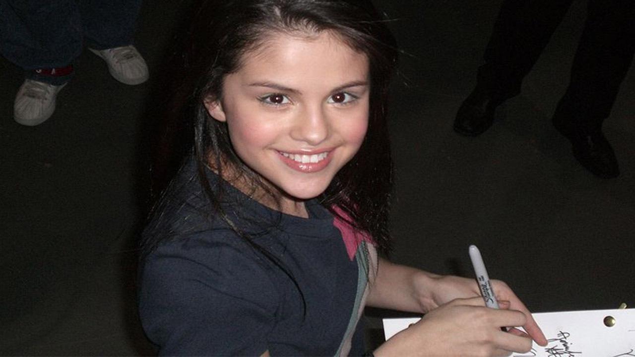 Selena Gomez en el estudio de grabacion de Wizards of Waverly Place en 2007. Selena Gomez en el estudio de grabacion de Wizards of Waverly Place en 2007.