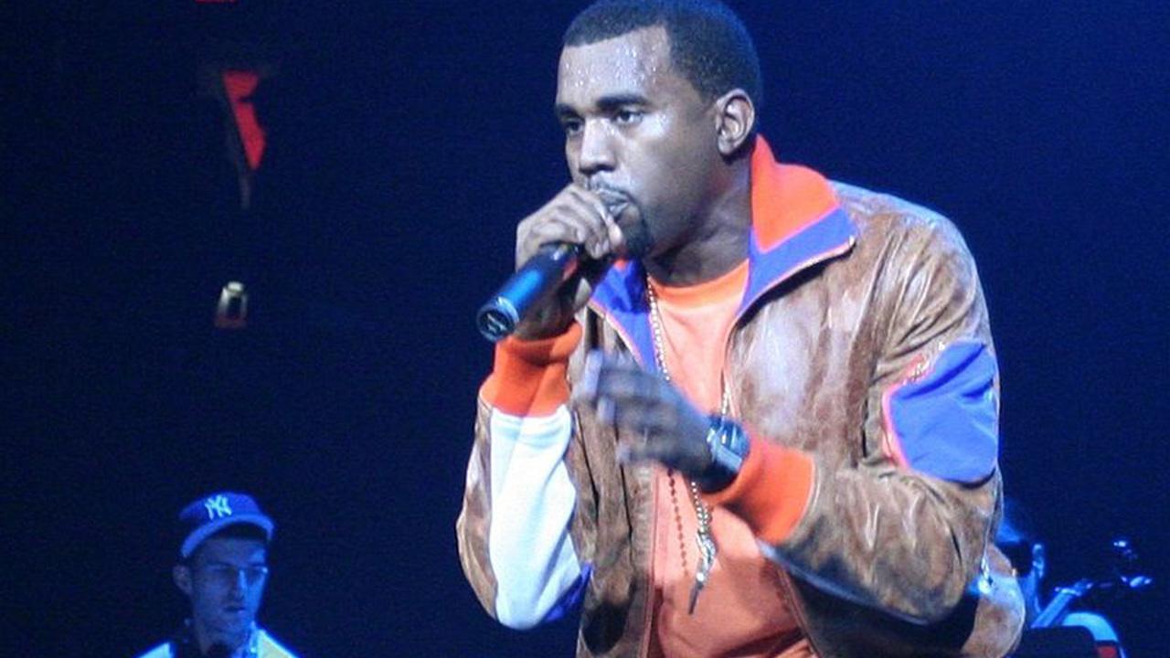 Kanye durante un concierto en 2005 haciendo de telonero de U2.