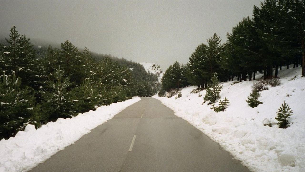 Carretera A 337 a su paso por el puerto de la Ragua 2000 m en Sierra Nevada Almeria.