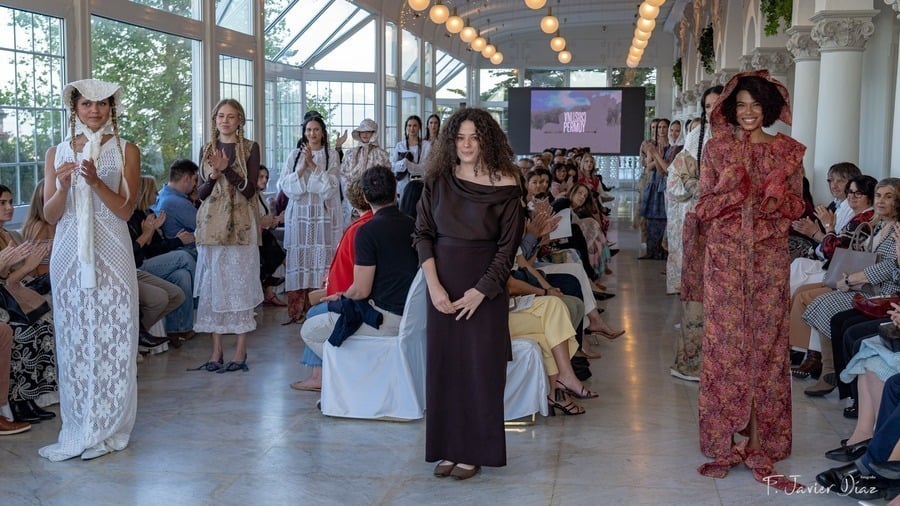 Moda Norte 2025 Desfile Cristina Permuy Saludo Cristina Permuy