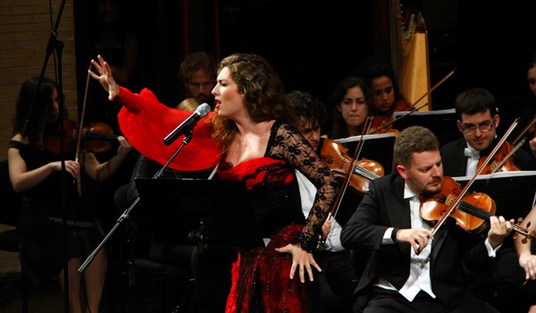 La orquesta sinfónica de la UCAM con Estrella Morente en el Auditorio de Murcia