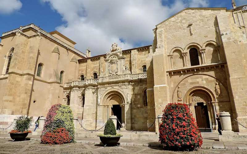 La Historia del Reino de León proyectada sobre la Colegiata de San Isidoro