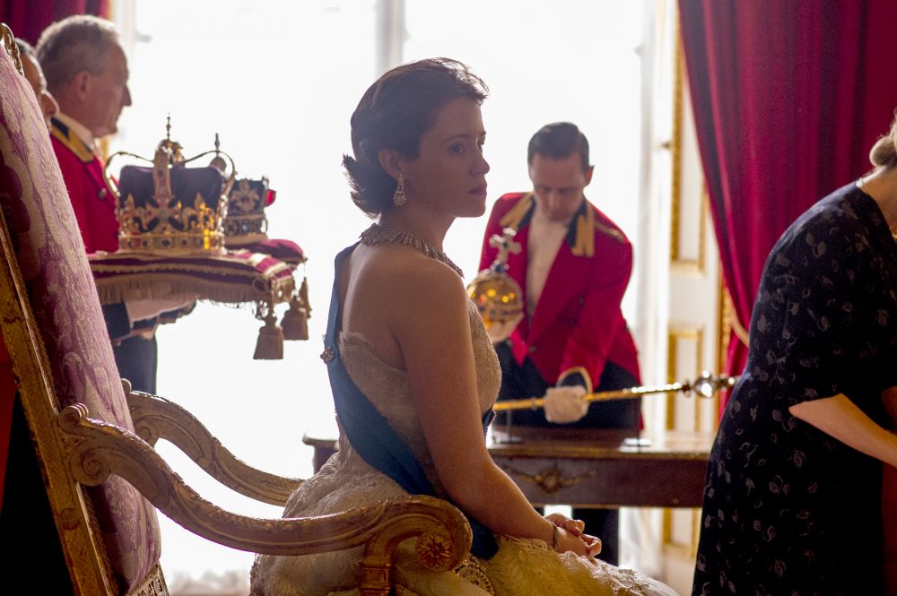 Isabel II se queda con el «trono» de los Globos de Oro 2017 de televisión