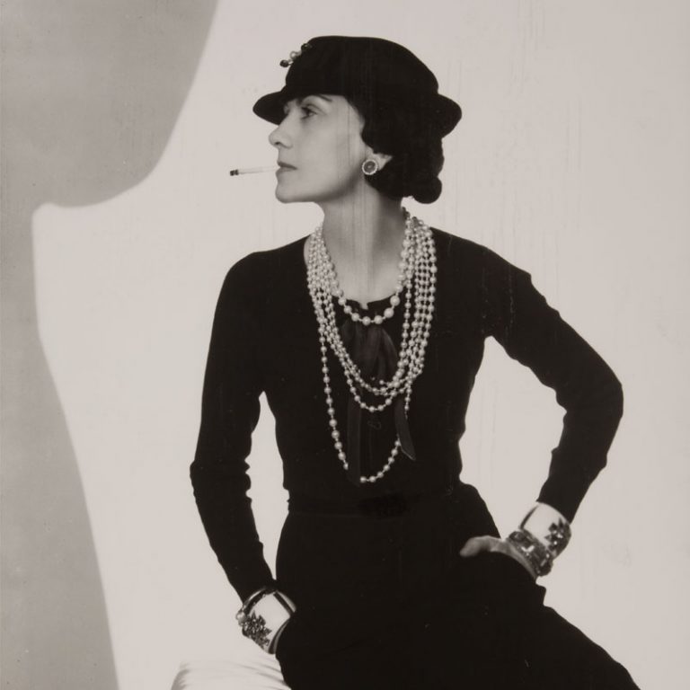 Exposición “Coco Chanel. Más allá de la moda” en el Centro de Exposiciones CajaGranada Puerta Real