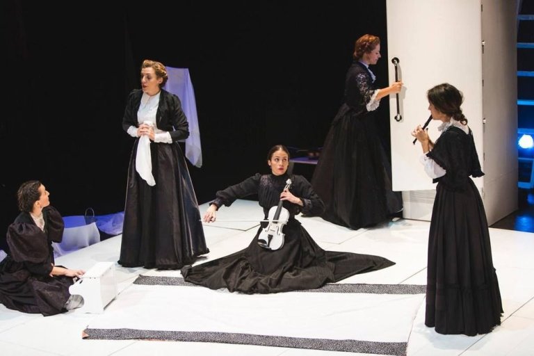 6 cubos negros en corpo branco, teatro en la sala Artika de Vigo