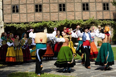 Agrupación de Coros y Danzas de Santander en el Festival Intercultural de las Naciones