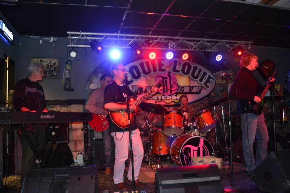 The Habituales Rock Band en Louie Louie Estepona