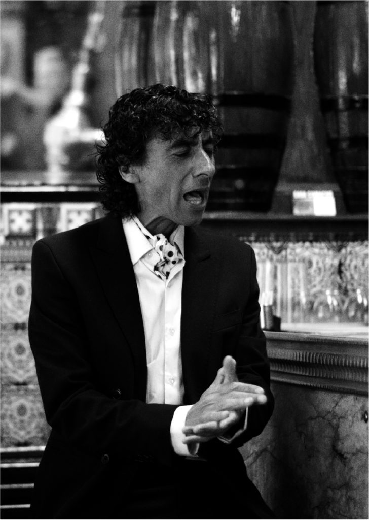 Tomasito presenta Ciudadano Gitano en La Cochera Cabaret de Málaga