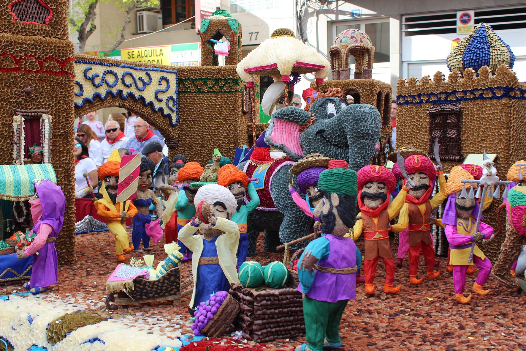 Espectacular y colorido desfile de carrozas por las fiestas de San Isidro de Yecla
