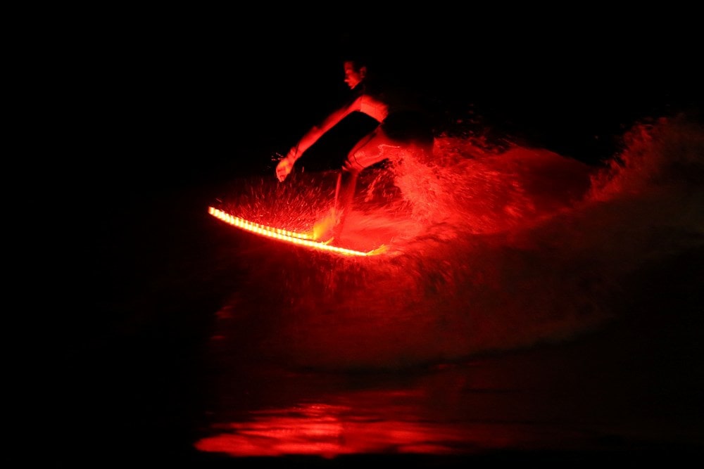 Os patos surfean de noite, espectáculo de surf en Nigrán