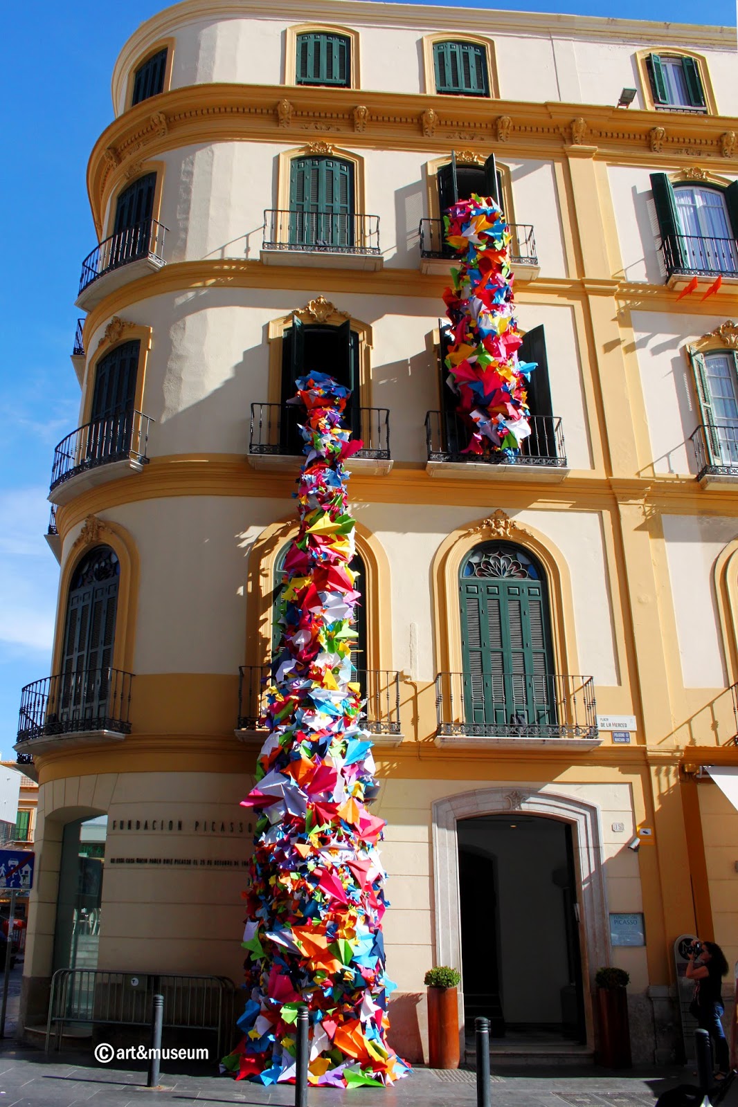 Instalación artística efímera en la fachada de la Casa Natal conmemora el cumpleaños de Picasso en Málaga
