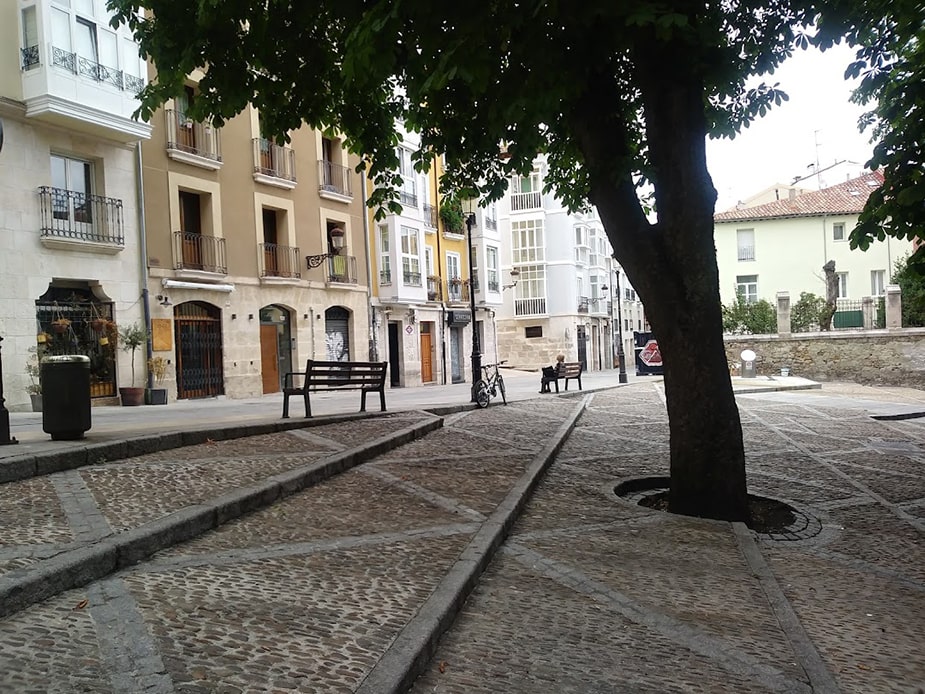 plaza de los castanos min Cinco misterios de Burgos