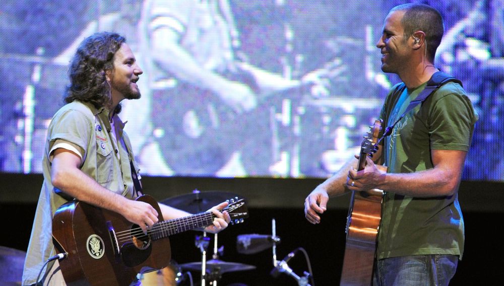 Eddie Vedder y Jack Johnson cantan juntos «Far behind» y «Constellations»