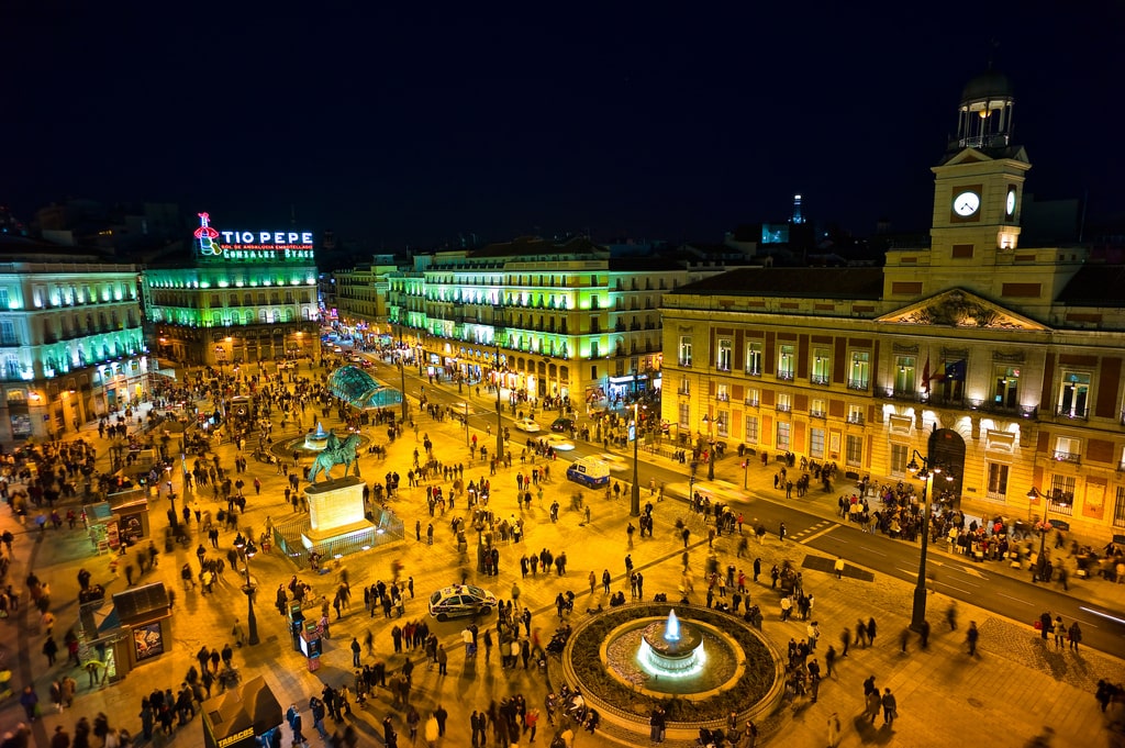 Imagen nocturna de la Puerta del Sol