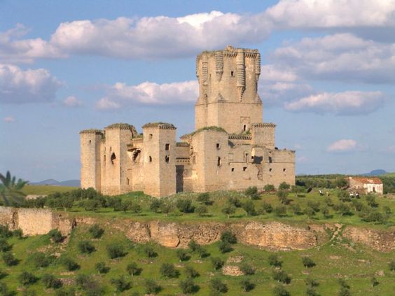Castillo de Belacázar un Bien de Interés Cultural abierto al público con visitas guiadas