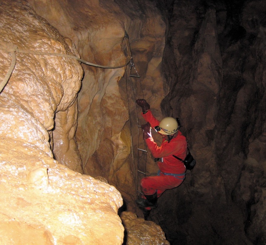 Cueva de La Tuda Grupo Edelweiss