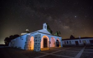 Santuario de la Virgen de Luna bajo la bóveda celesta en Los Pedroches, una de las reservas Starlight del mundo. Efetur/Moisés Vargas.