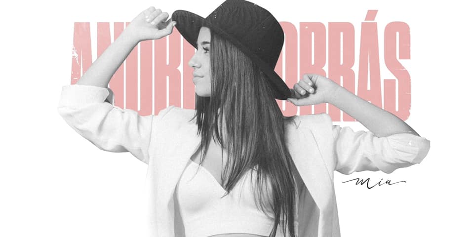 La cantante alicantina Andrea Borrás presenta su primer álbum “Mía” en directo