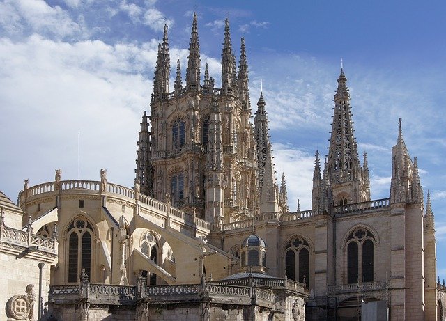 José Luis Moreno rueda en la Catedral de Burgos su nueva serie