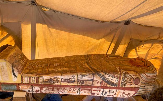 Descubren 27 sarcófagos en Egipto enterrados hace 2.500 años