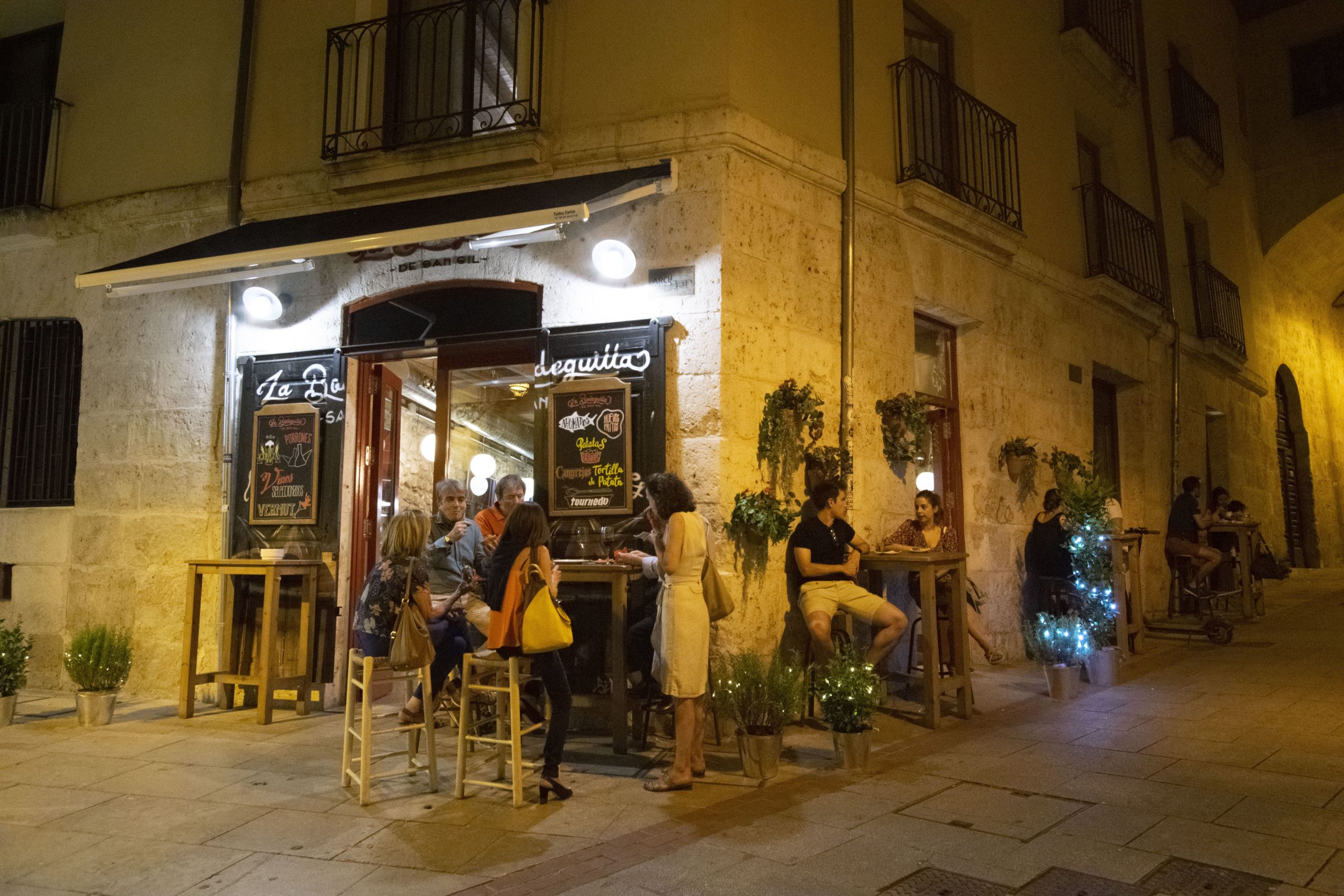 imagen nocturna de un bar de Burgos