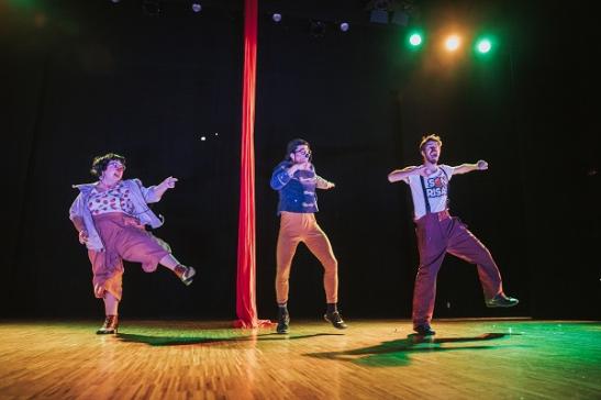Equipo LocoMoción: Humor y circo en el Auditorio de Beniajan