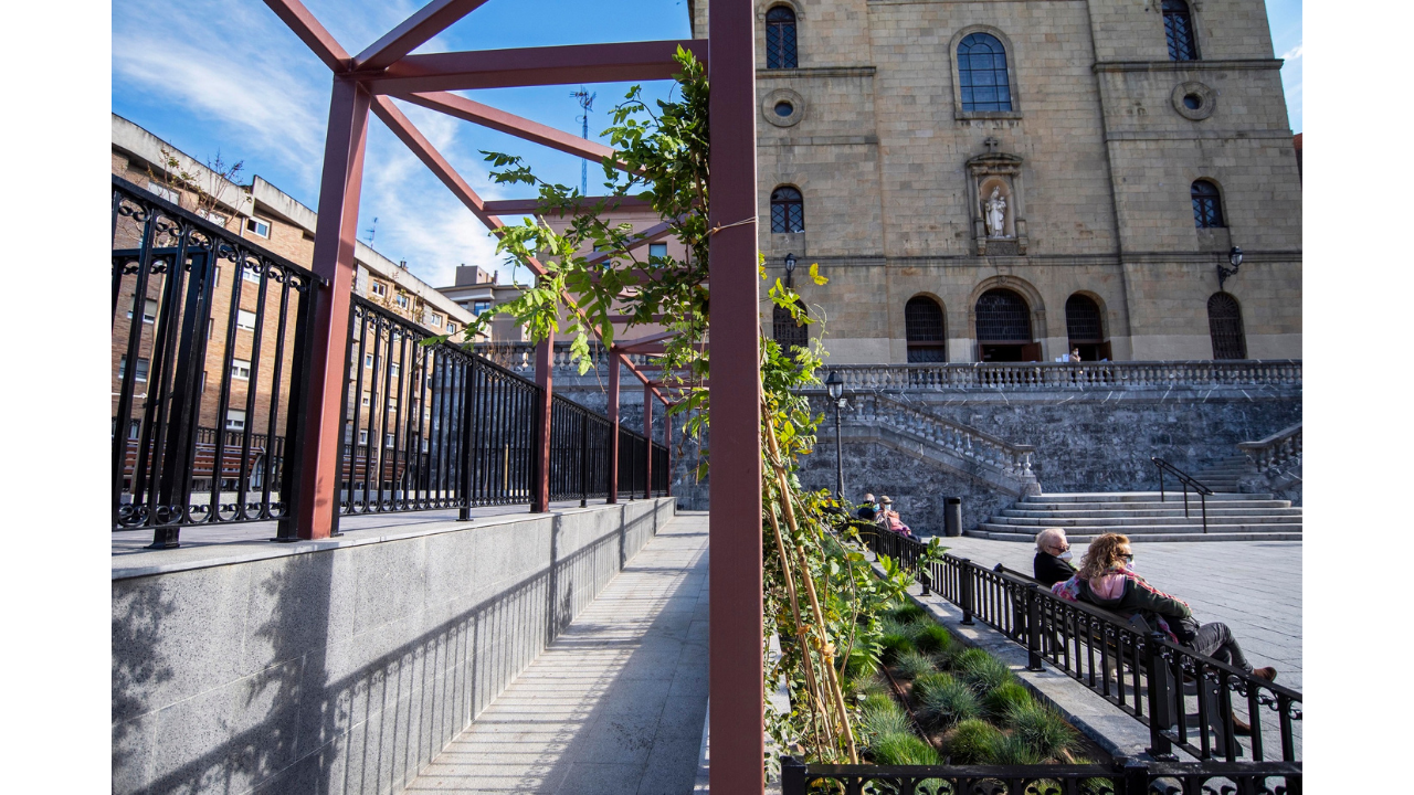 El Ayuntamiento de Bilbao mejora La Plaza del Karmelo en Santutxu