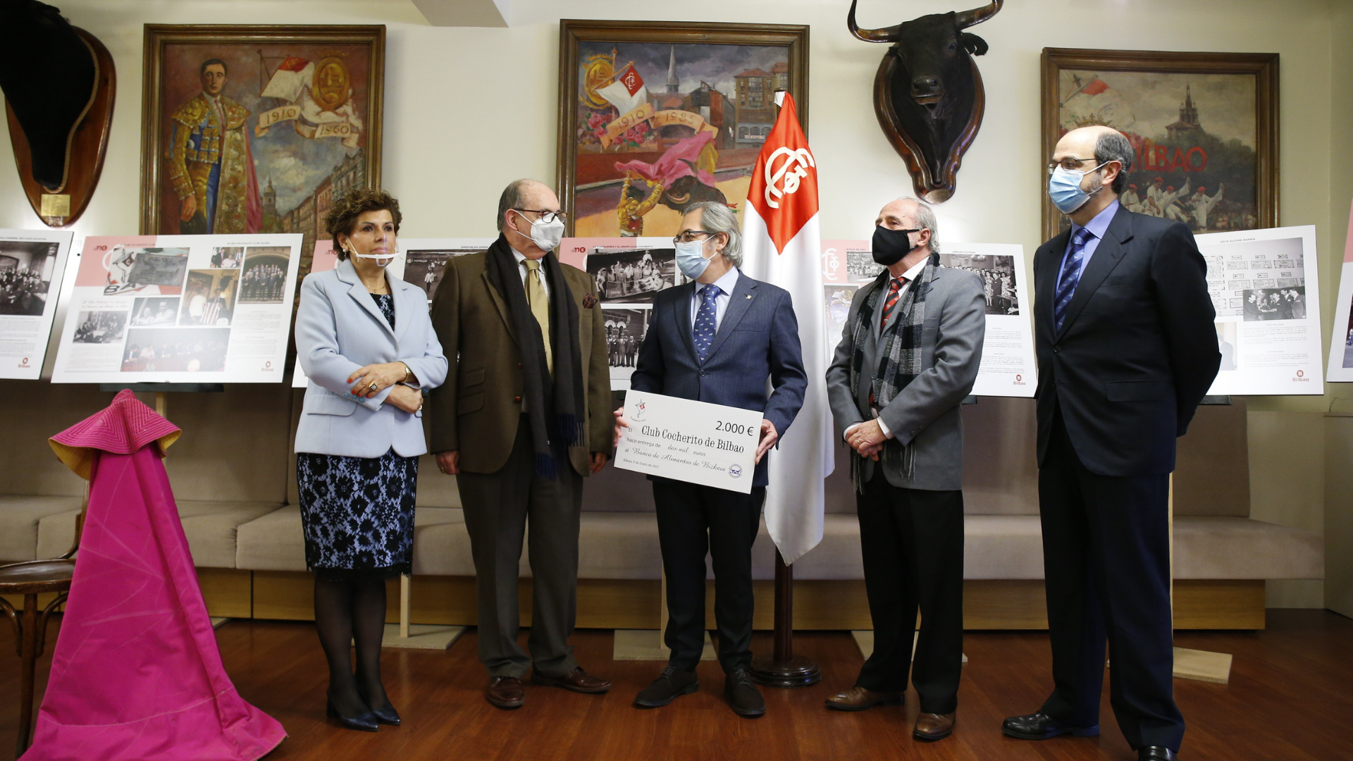 EL Club Cocherito de Bilbao entrega 2.000 euros al Banco de Alimentos