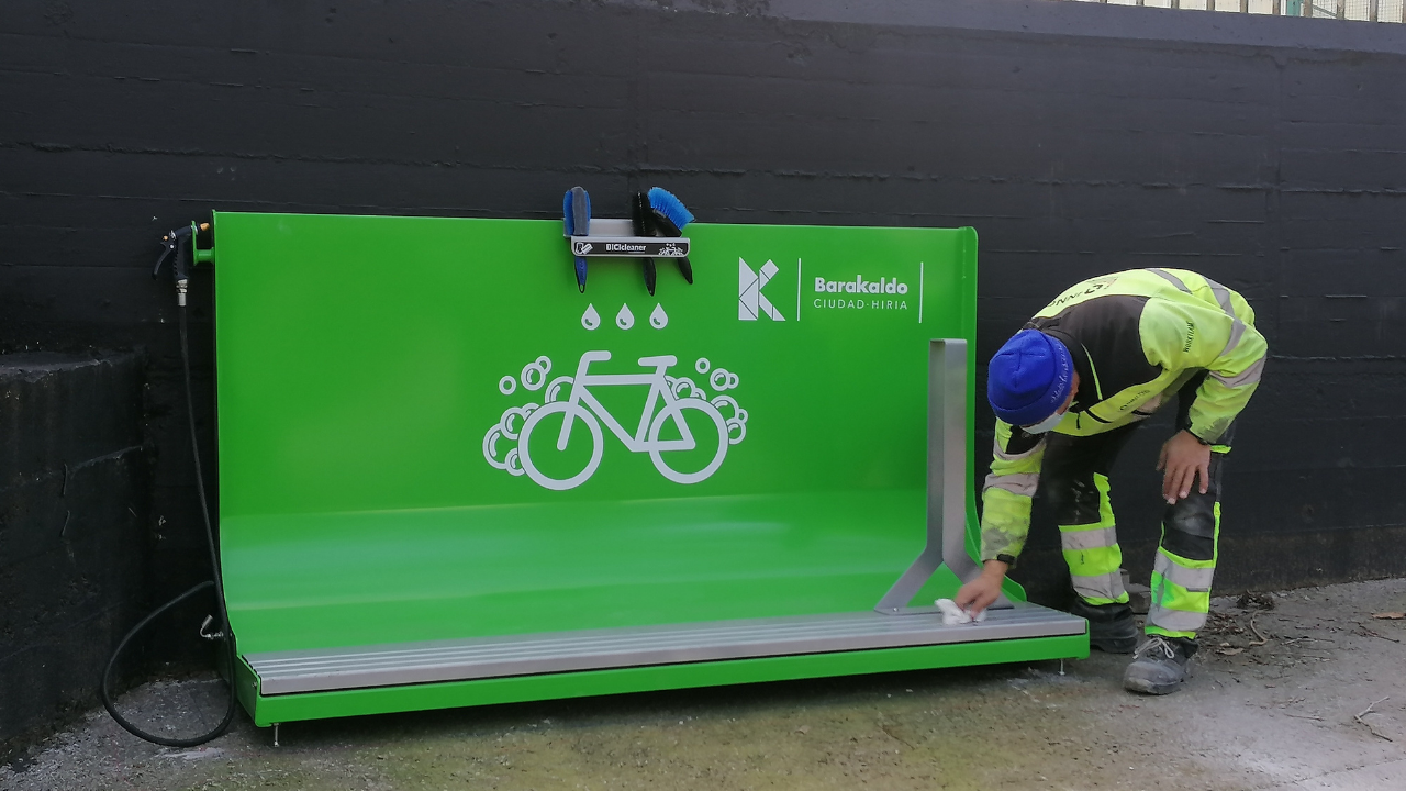 Barakaldo inicia la instalación de sus tres primeros lavaderos de bicicletas