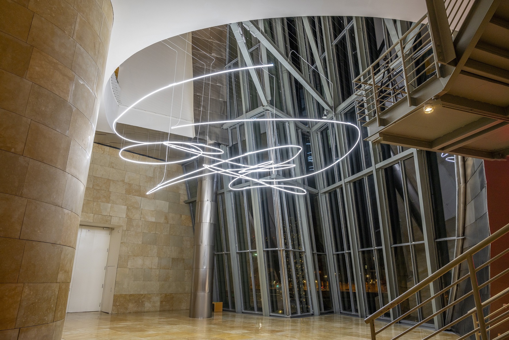 El Museo Guggenheim suspende en el aire una obra de Lucio Fontana