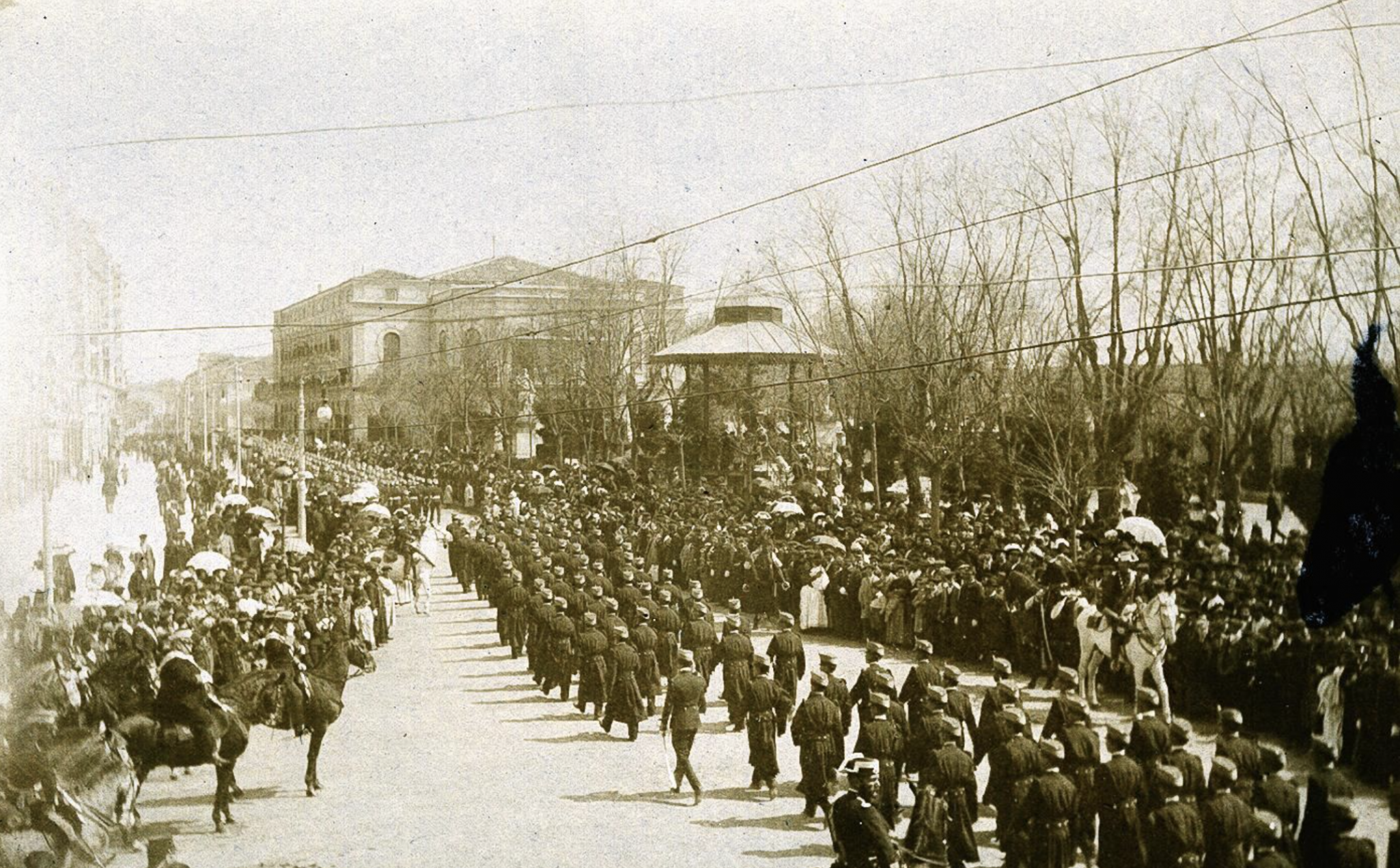 Militares desfilando en 1903 a lo largo del Paseo del Espolon Fuente Facebook Archivo Municipal de Burgos
