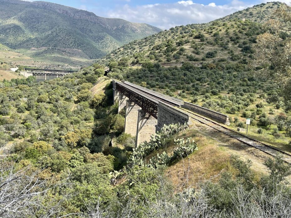 El Camino de Hierro: una ruta férrea de puentes y túneles