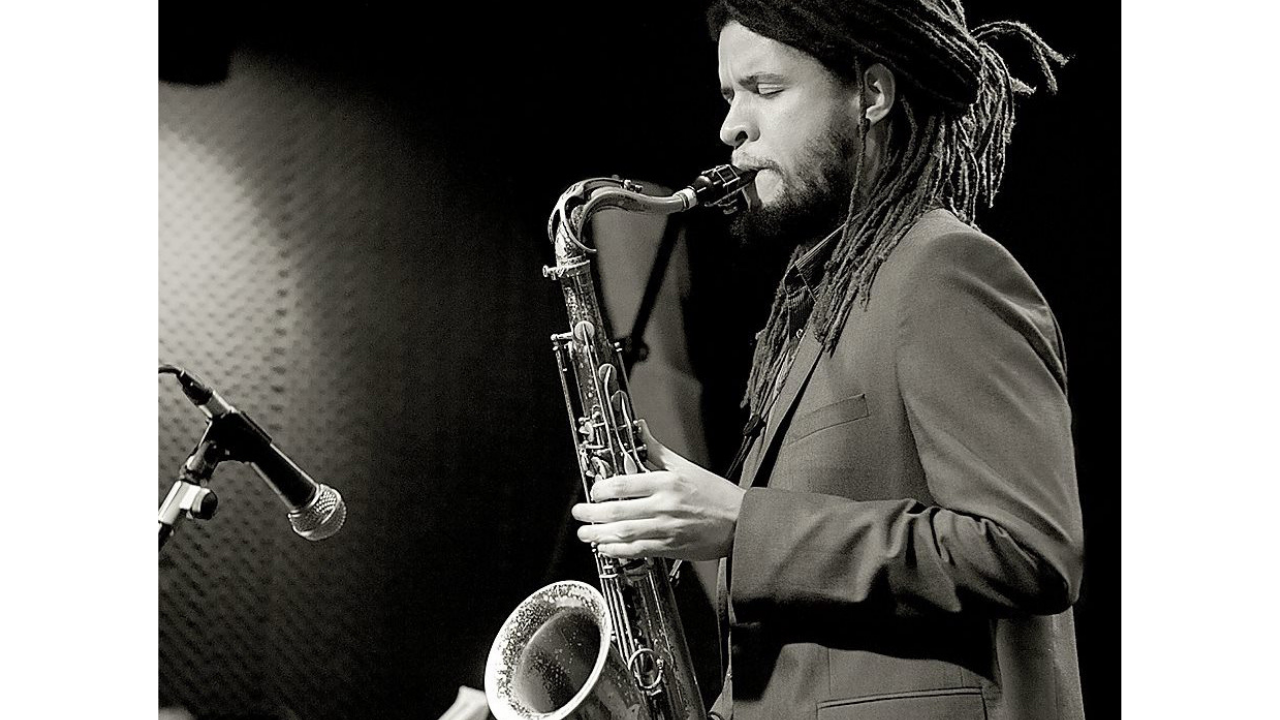 El saxofonista Ariel Bringuez recrea en el Teatro Arriaga el ambiente sonoro de la Cuba de los 50